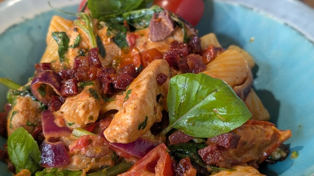 Pasta mediterránea con pollo y chorizo