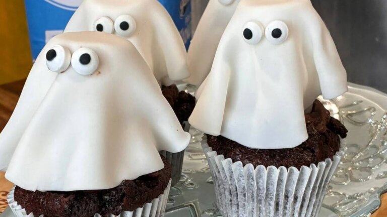 Cupcakes de chocolate con forma de fantasma de Shane Smith