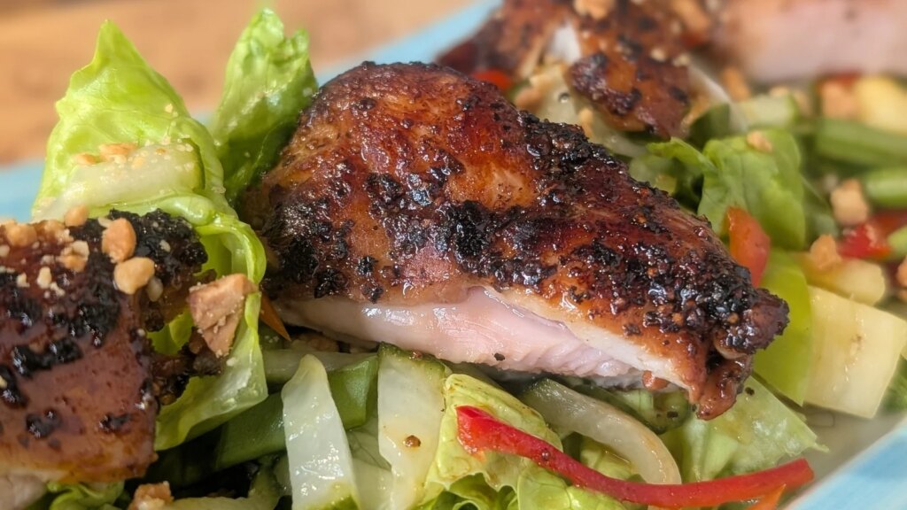 Pollo al pimienta negra de Sham Hanifa con ensalada de manzana y piña