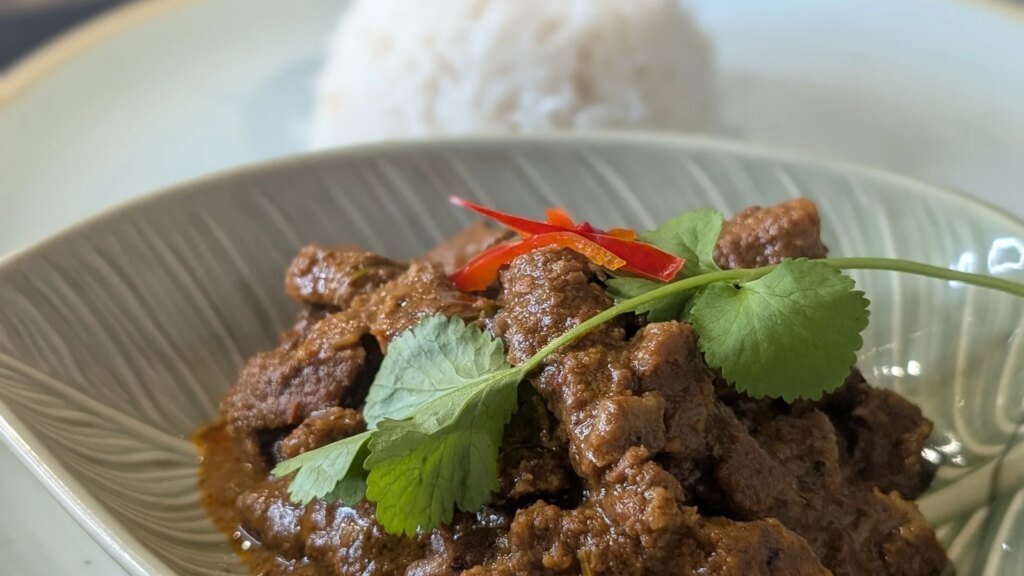 Receta de Rendang de ternera de Sham Hanifa con arroz con coco