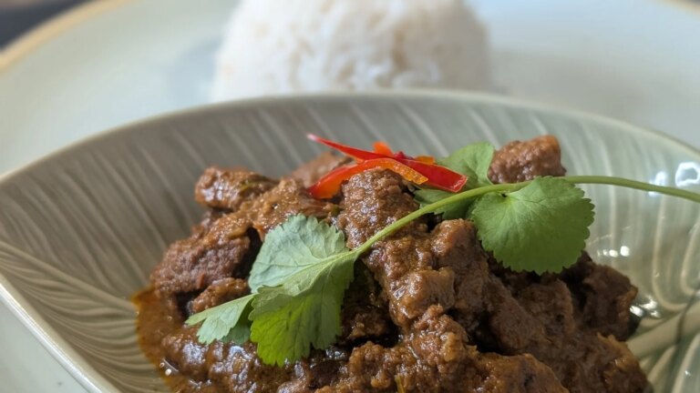 Receta de Rendang de ternera de Sham Hanifa con arroz con coco