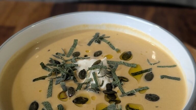 Sopa especiada de calabaza y chirivía asadas de Wade Murphy